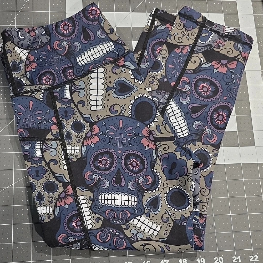 CVG Midnight Skull Capri leggings sz S - Picture 1 of 6